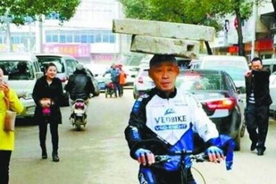 Video ông Trương Huân Mộc vừa đội cối đá vừa leo núi