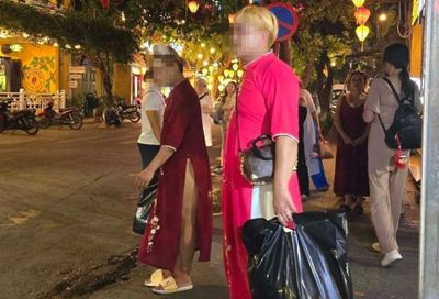 Khách nước ngoài mặc áo dài gây phản cảm ở Hội An
