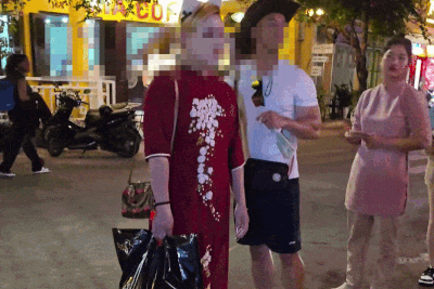Người dân Hội An chặn khách nước ngoài mặc áo dài gây phản cảm