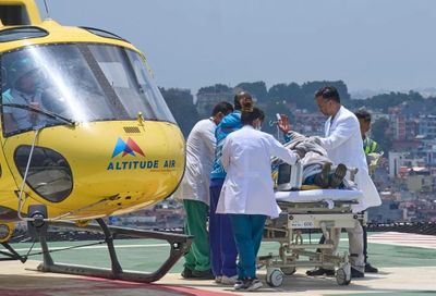 Hướng dẫn viên sống sót kỳ diệu sau một tuần mất tích trên đỉnh Everest