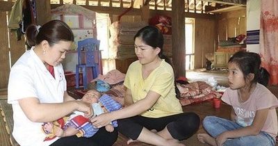 Chế độ hỗ trợ hằng tháng với nhân viên y tế thôn, tổ dân phố và cô đỡ thôn, bản