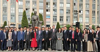 Phó Thủ tướng Thường trực Phạm Gia Túc dâng hoa tại tượng đài Chủ tịch Hồ Chí Minh ở TP. Saint Petersburg, LB Nga