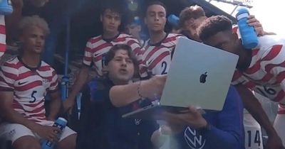 Ba phút và một chiếc laptop