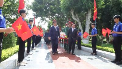 Phó Chủ tịch Quốc hội Nguyễn Doãn Anh dự Lễ viếng, truy điệu, an táng 27 hài cốt liệt sĩ ở Đắk Lắk