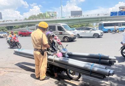 CSGT TPHCM mạnh tay xử lý 'bẫy tai nạn di động' trên đường