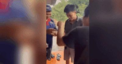 CLIP: Nam thanh niên cắt sầu riêng thuê trúng độc đắc 12 tỉ đồng xổ số miền Nam