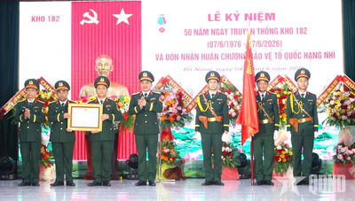 Kho 182 đón nhận Huân chương Bảo vệ Tổ quốc hạng Nhì