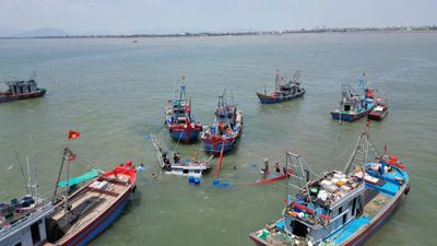 Lai dắt tàu cá gặp nạn vào bờ
