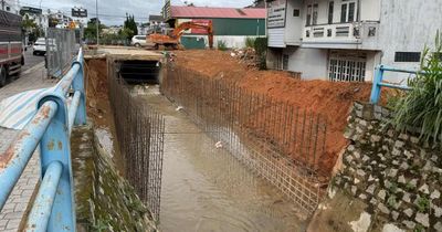 Phá bờ kè, xây dựng đường trái phép trên suối nội đô Đà Lạt
