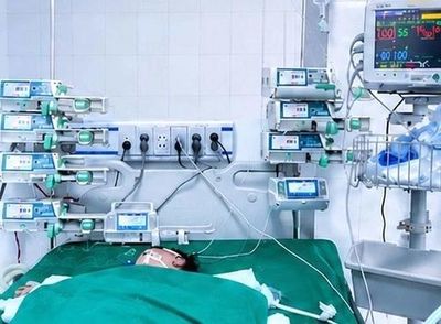 Cứu sống bé trai 2 tuổi nguy kịch do biến chứng tay chân miệng