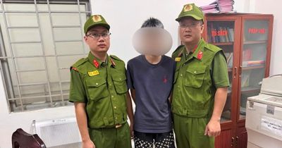 Mang gậy sắt truy đuổi nhau lúc nửa đêm, nhóm thanh niên bị cảnh sát chặn đứng