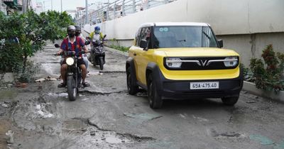 Cầu 800 tỷ thông xe hơn 2 năm, đường gom trăm mét vẫn lầy lội