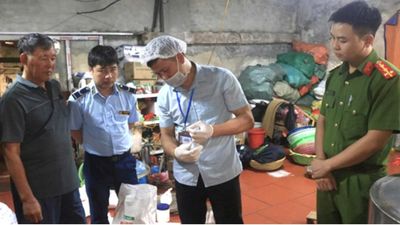Phát hiện hơn 250kg giò, chả chứa chất cấm tại cơ sở Bảng An