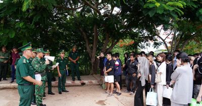 Tiếp nhận 180 công dân bị Campuchia trục xuất, phát hiện 2 đối tượng truy nã