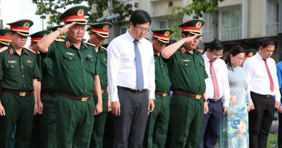 Đoàn đại biểu TPHCM, Bộ Quốc phòng dâng hoa tưởng nhớ Chủ tịch Hồ Chí Minh