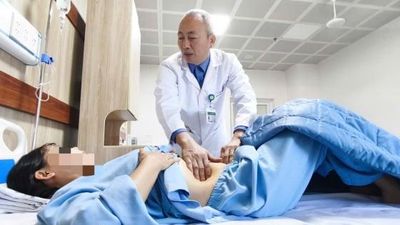 Táo bón suốt gần 1 năm, người phụ nữ phát hiện khối polyp 'khủng' trong trực tràng