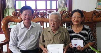 Trình Chủ tịch nước tặng quà cho người có công nhân dịp 79 năm ngày Thương binh-Liệt sỹ