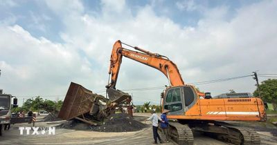 Hà Nội: Cưỡng chế, rào chắn 6 bến vật liệu xây dựng không phép ven sông