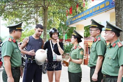 Hỗ trợ du khách quốc tế thực hiện đúng các quy định của pháp luật Việt Nam
