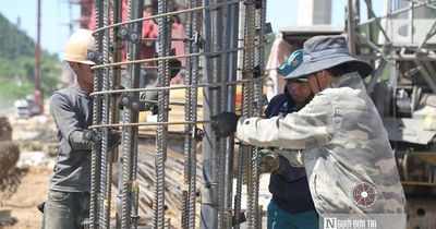 Nắng như đổ lửa, công nhân vẫn bám trụ giữa đại công trường