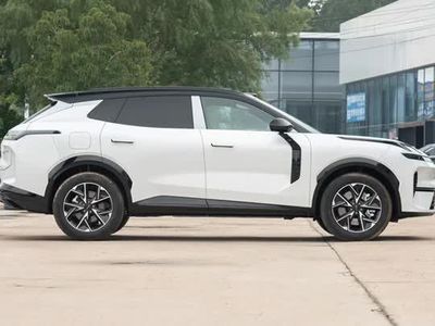 SUV hạng D mạnh 408 mã lực, tiêu thụ 4,5 lít xăng/100 km giá hơn 730 triệu đồng
