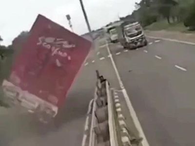 Xe máy cắt ngang bất ngờ, xe tải đánh lái tránh va chạm rồi lật nghiêng giữa đường
