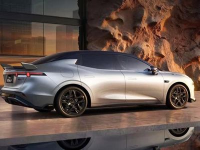 Xe sedan hạng D mạnh 408 mã lực, thiết kế cá tính, giá 660 triệu đồng