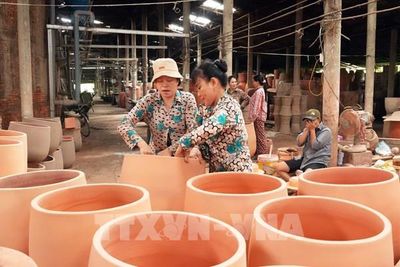 Ngành gạch gốm Vĩnh Long gặp khó vì khan hiếm nguyên liệu đất sét