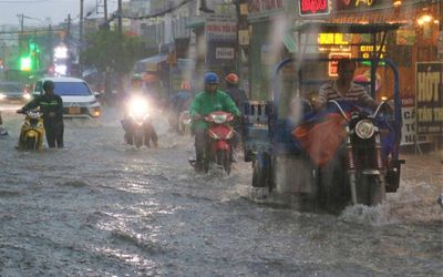 Mưa dông mạnh bất ngờ quay trở lại, khu vực nào sẽ chịu ảnh hưởng nặng nhất?