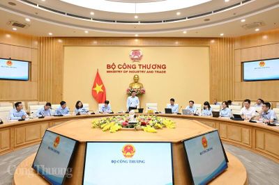 Chùm ảnh: Bộ trưởng Lê Mạnh Hùng làm việc với Vụ Chính sách thương mại đa biên