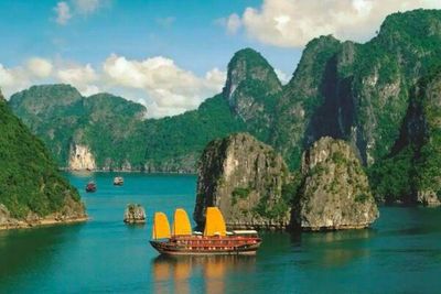 Giữa mùa thấp điểm, Việt Nam vẫn lập kỷ lục đón hơn 10 triệu khách du lịch quốc tế