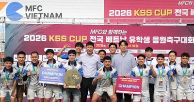 HLV Kim Sang-sik truyền lửa cho du học sinh Việt Nam tại Busan qua giải đấu mang tên mình