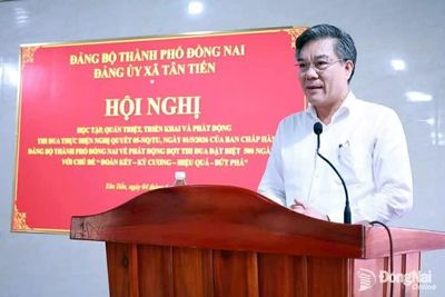 Trưởng ban Tuyên giáo và Dân vận Thành ủy Dương Minh Dũng thông tin thời sự cho cán bộ, đảng viên xã Tân Tiến