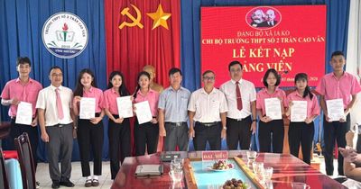 Chi bộ Trường THPT số 2 Trần Cao Vân (xã Ia Ko) kết nạp 7 học sinh vào Đảng