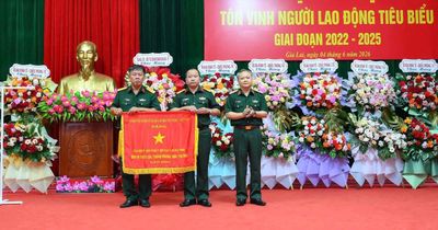 Đoàn Kinh tế - Quốc phòng 72 đón nhận cờ thi đua của Chính phủ