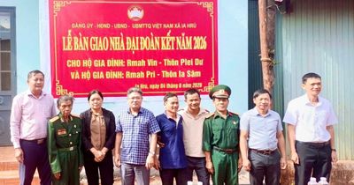 Xã Ia Hrú bàn giao 2 nhà Đại đoàn kết cho hộ khó khăn