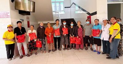 Gia Lai: Tặng quà cho người cao tuổi, bệnh nhân nghèo và học sinh vượt khó