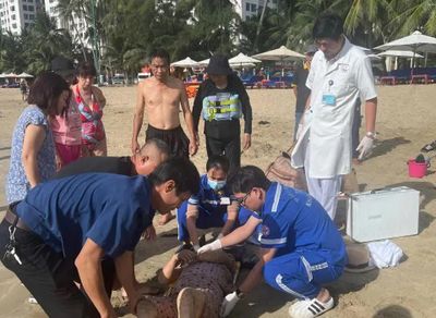 Cứu sống cụ bà 84 tuổi ngưng tim, ngưng thở khi tắm biển Hòn Chồng