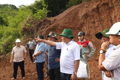 Phó Chủ tịch UBND tỉnh Lê Huyền kiểm tra tiến độ Dự án Đường liên vùng Khánh Sơn - Khánh Vĩnh