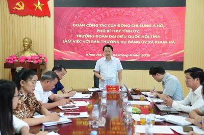 Đồng chí Sùng A Hồ - Phó Bí thư Tỉnh ủy, Trưởng Đoàn ĐBQH tỉnh làm việc tại Khun Há