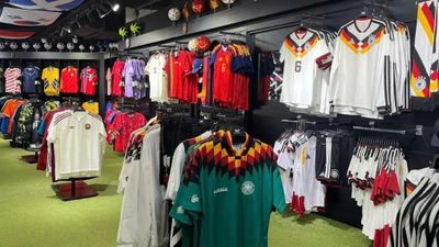 Doanh số bán hàng hóa World Cup bùng nổ: Sưu tầm đồ lưu niệm của các đội bóng trở thành xu hướng mới cho người hâm mộ