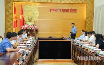 Đồng chí Bí thư Tỉnh ủy và đồng chí Phó Bí thư Thường trực Tỉnh ủy dự sinh hoạt tại Chi bộ Phòng Tổng hợp thuộc Đảng bộ Văn phòng Tỉnh ủy
