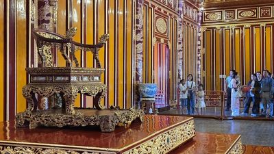 Tái trưng bày Ngai vua Triều Nguyễn sau phục chế tại điện Thái Hòa
