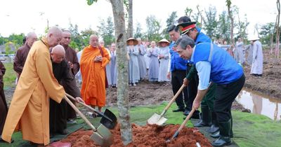 Đức Pháp chủ GHPGVN cùng chư Tăng Ni trồng cây, tạo thêm mảng xanh cho TP.HCM