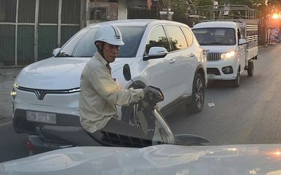 Bất ngờ băng ngang từ góc khuất, người đi xe máy bị ô tô húc ngã