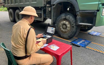CSGT Tuyên Quang xử nghiêm phương tiện lợi dụng phục vụ dự án chở quá tải