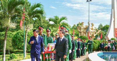 Phó Chủ tịch Quốc hội Nguyễn Doãn Anh dự Lễ truy điệu, an táng 27 hài cốt liệt sĩ quân tình nguyện và chuyên gia Việt Nam hy sinh tại Campuchia