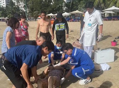 Cứu sống bà cụ 84 tuổi bị đột quỵ khi tắm biển tại Nha Trang