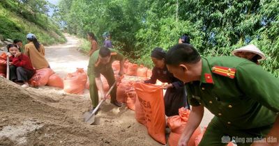 Công an xã Bản Máy cùng người dân xóa mái nhà dột nát