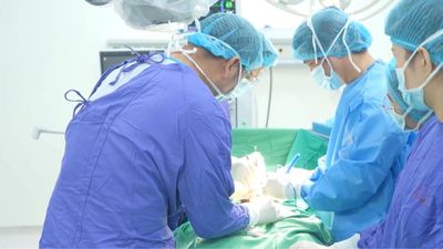 Bệnh viện E ghép thận tự thân, cứu bệnh nhân đa chấn thương